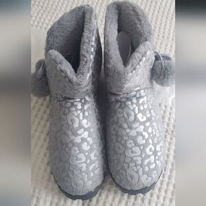Cozy Women's Faux Fur Pom-Pom Ankle Boots - Silver Gray. Size 11-12 NEW